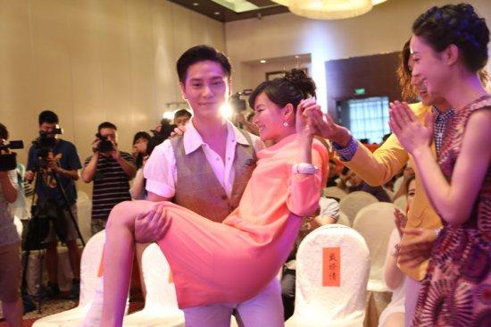 这场婚礼轰动全香港还不算,两人还在微博秀起了恩爱,丁子峻微博发文