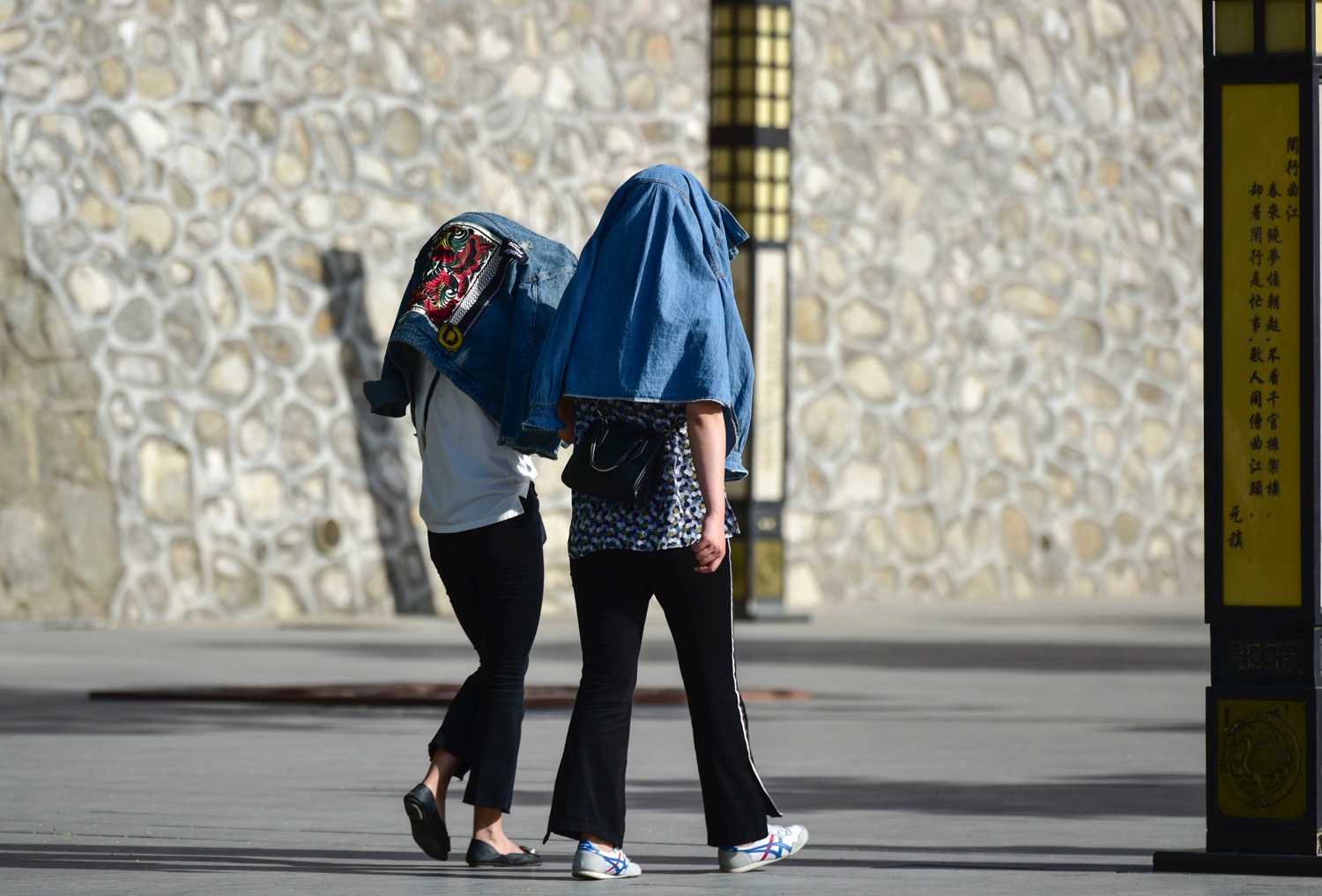 西安气温破30 街头行人衣着已如夏天|衣着|西安|气温_新浪新闻