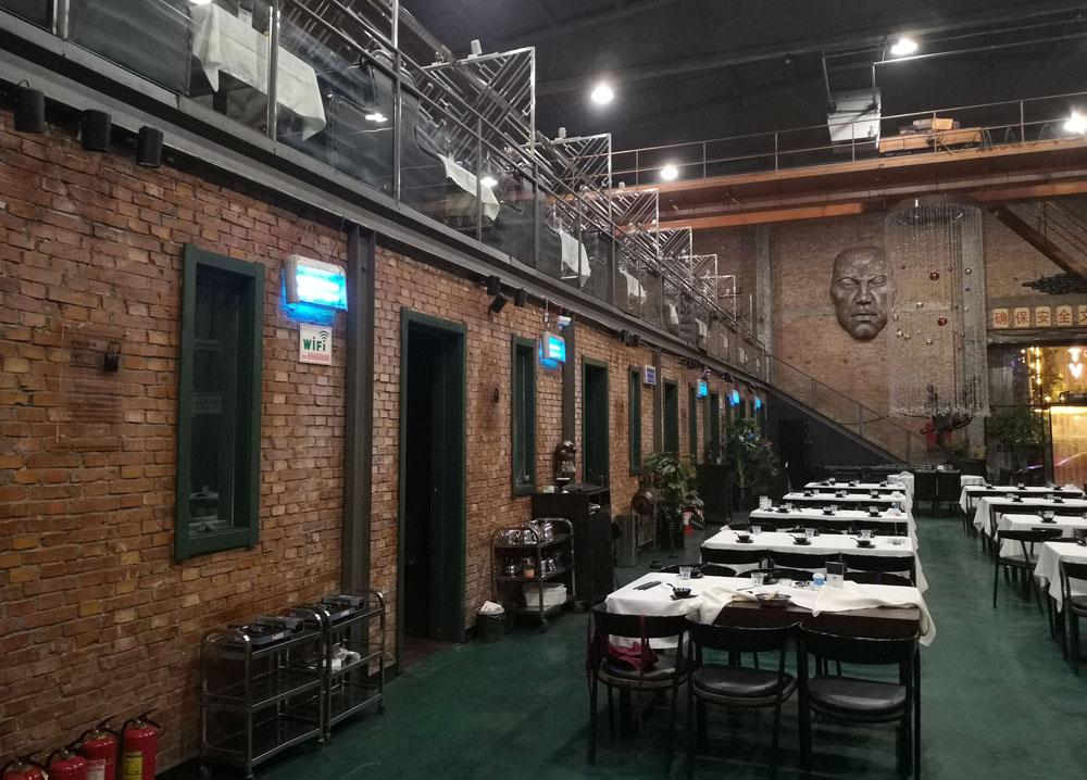 6名年轻人用25吨废钢铁把旧厂房改成餐厅, 勾起"80后"儿时回忆