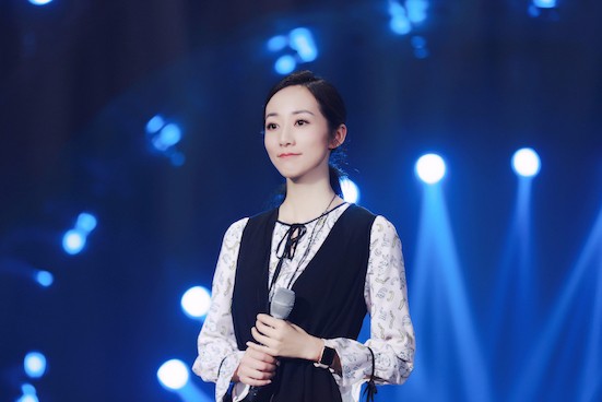 韩雪登台助阵《歌手》 时隔多年再度演绎《飘雪》