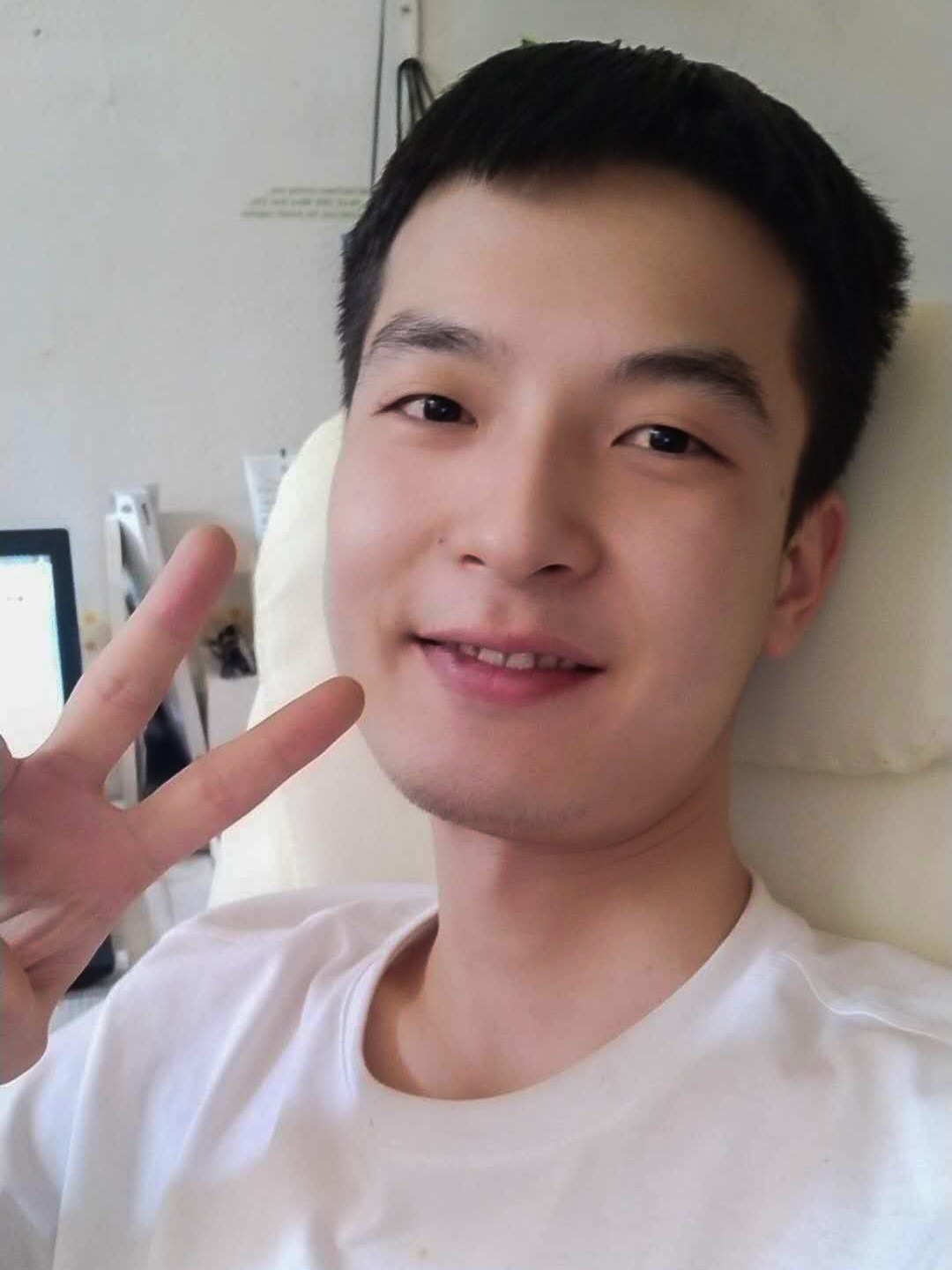 家中万元财物被盗90后男子比剪刀手庆幸相机电脑没丢