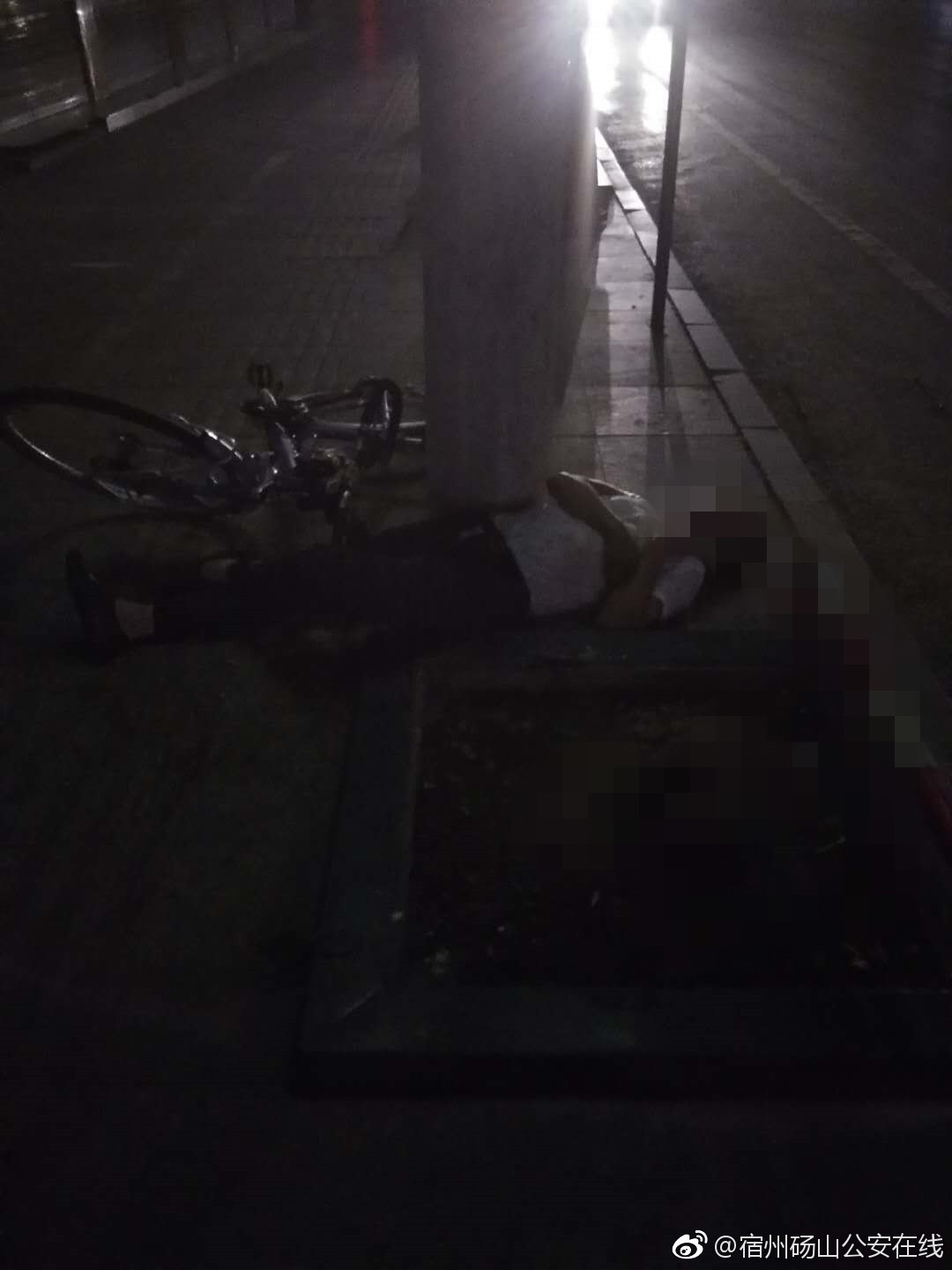 酒精让他贪杯醉,马路牙子当床睡