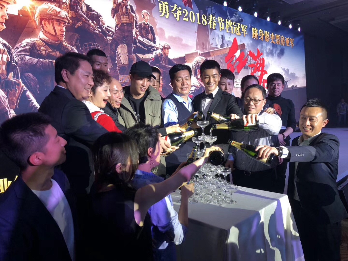 《红海行动》大摆庆功宴,博纳总裁于冬,导演林超贤,以及电影台前幕后