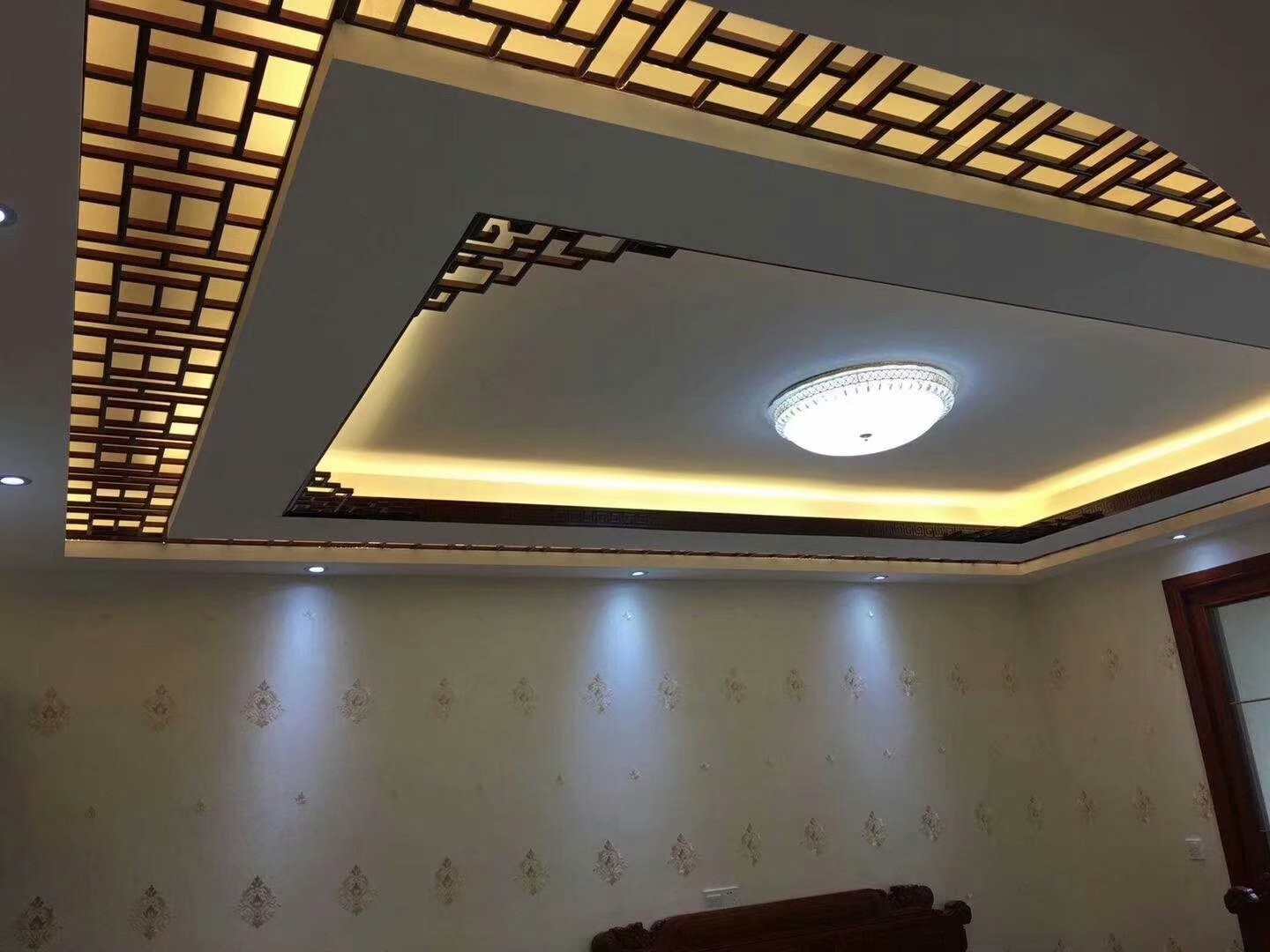中式装修效果参考,花格装饰背景墙,吊顶花格加木线条,实木家具