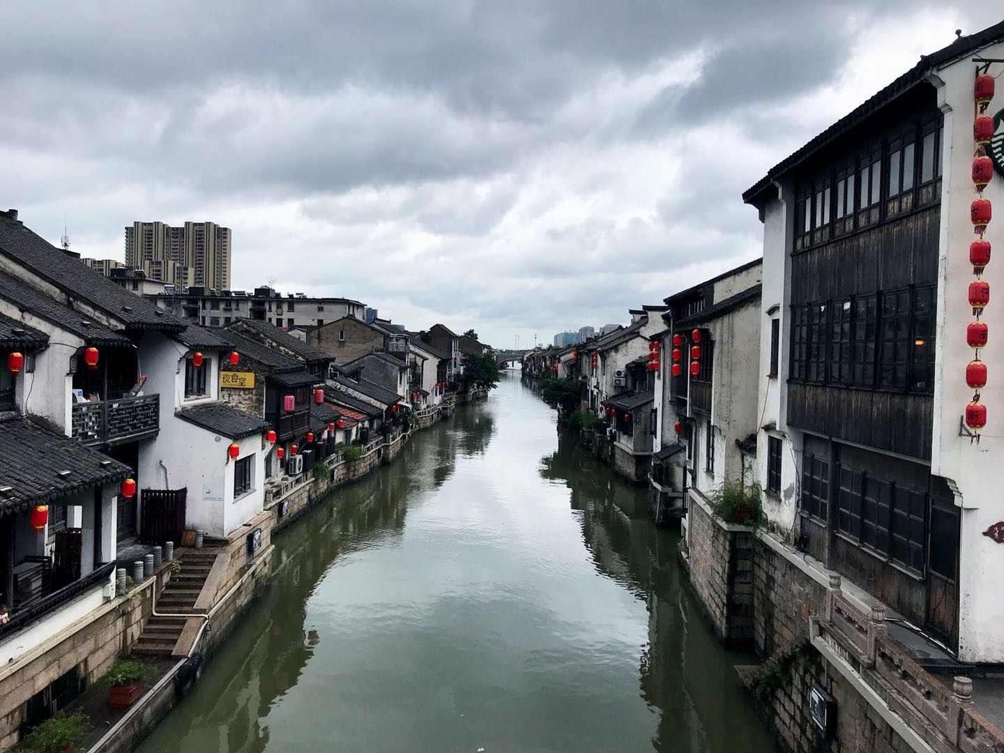 台风来临前的无锡南长街江南古运河畔