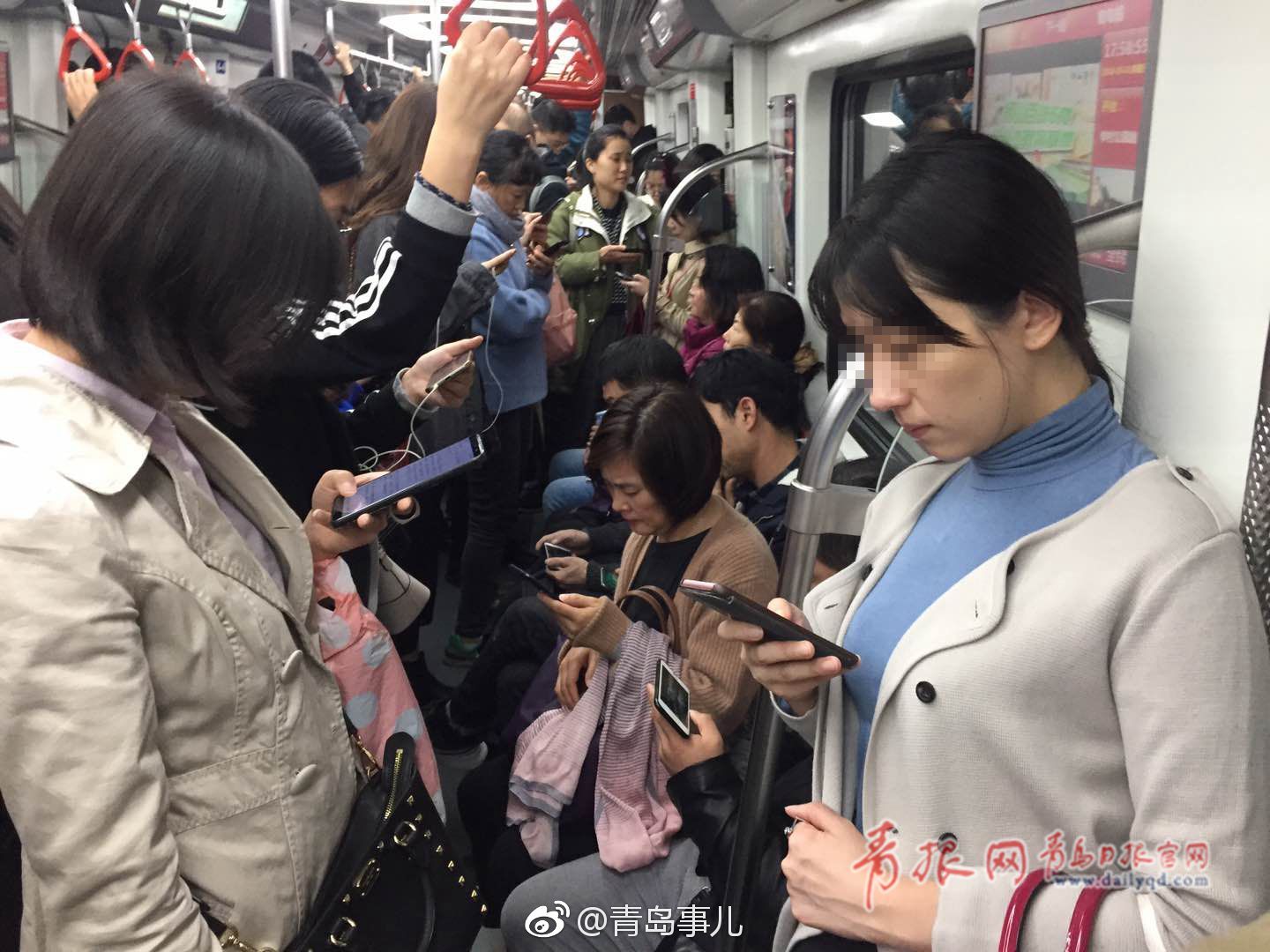 实拍青岛地铁上的低头族 这里边有你的身影吗