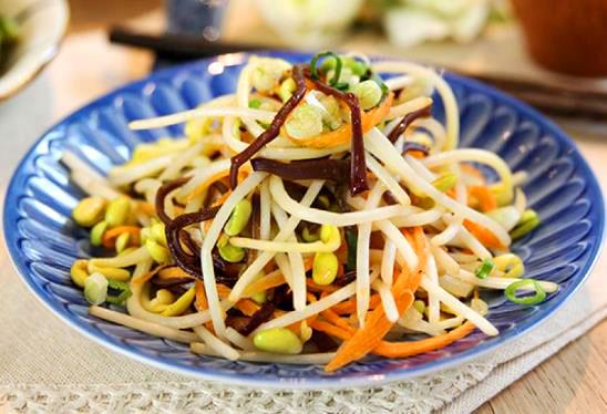 用料 豆芽,木耳,红萝卜,葱,蒜,白酒,芝麻油,酱油,盐 步骤 1.