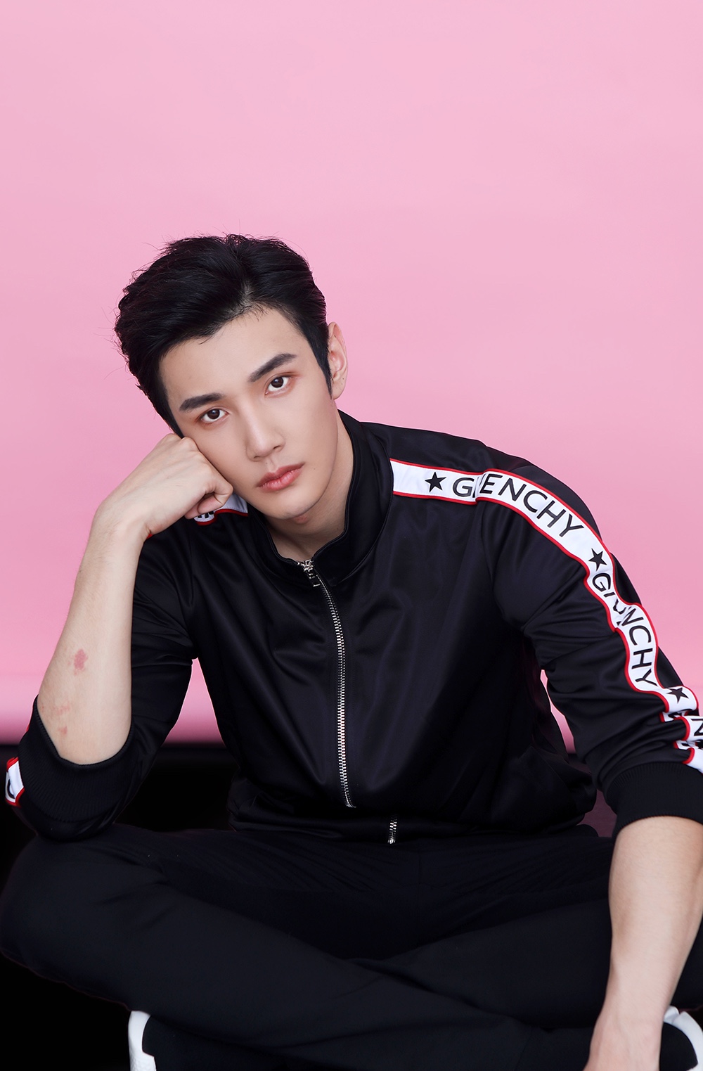 彦希帅酷时尚写真曝光 大秀完美侧颜