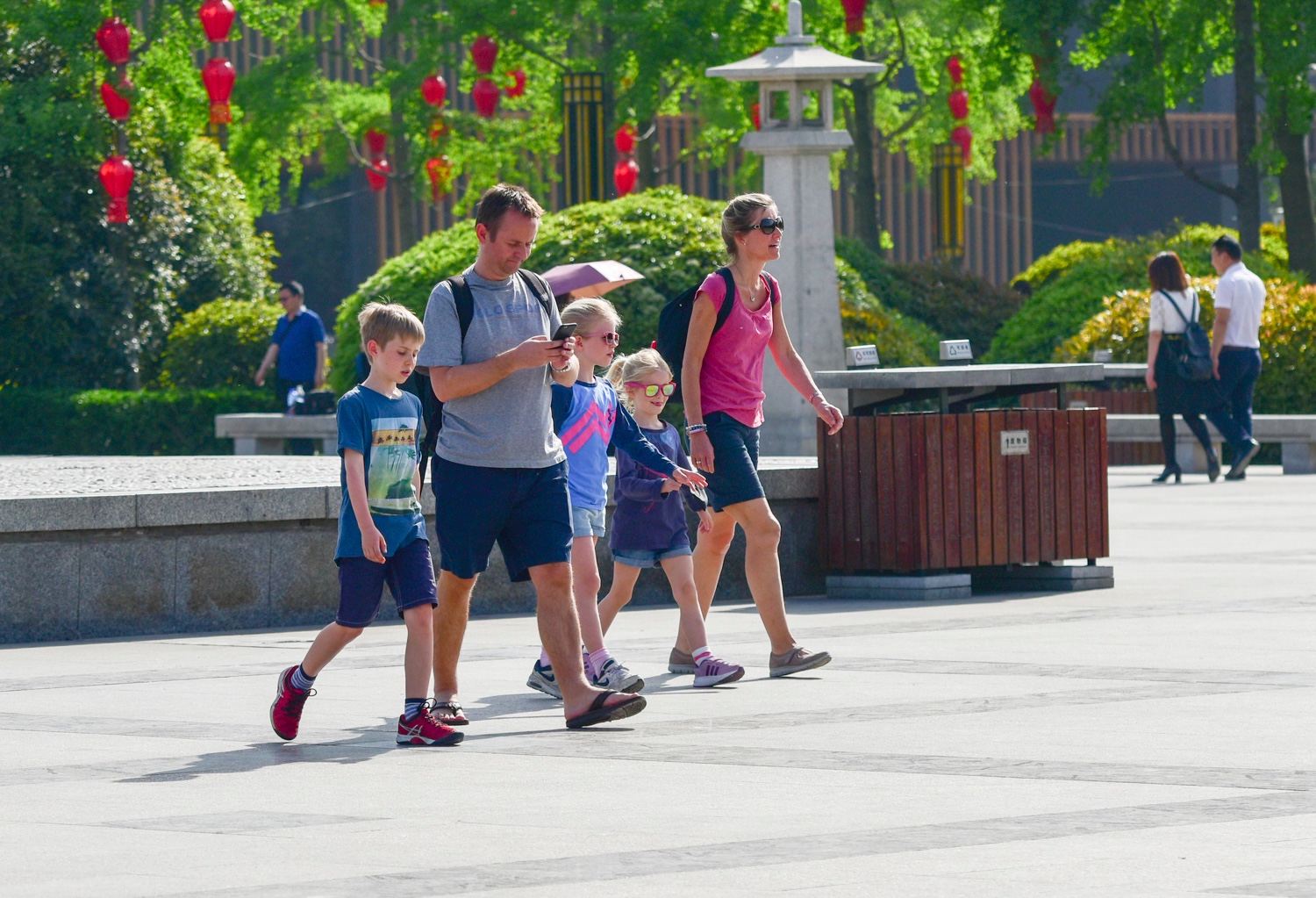 西安气温破30 街头行人衣着已如夏天
