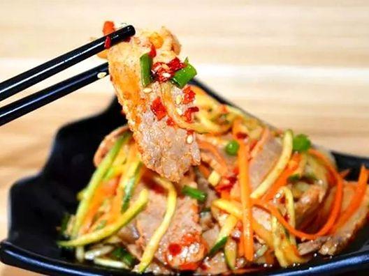 【凉拌肉片】食材:猪肉,黄瓜,胡萝卜,蒜末,葱花,盐,糖,生抽,陈醋,油泼