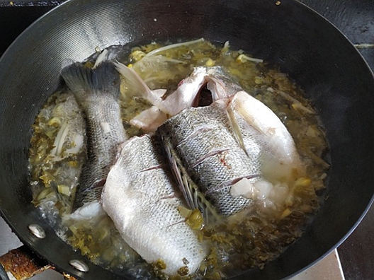 天涼了燉一鍋酸菜豆芽鱸魚湯肉嫩菜香湯鮮美營養好吃超開胃