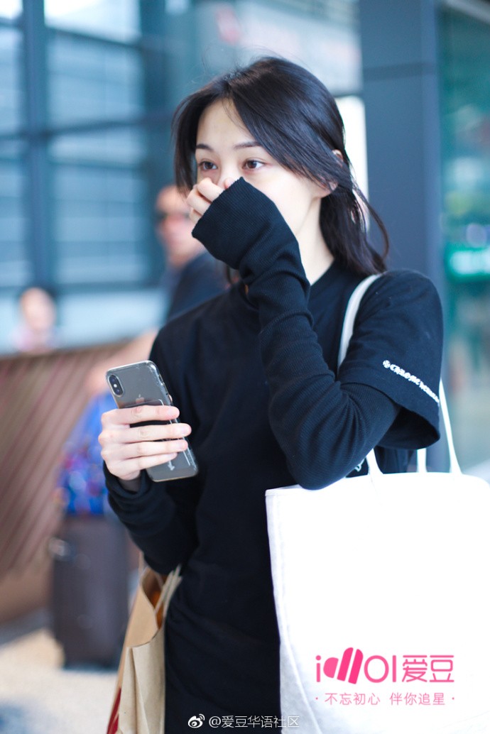 郑爽穿黑色卫衣搭配浅蓝色破洞牛仔裤现身机场,素颜出镜笑容灿烂