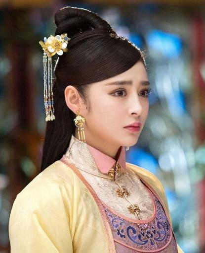 古装电视剧中女星珍珠流苏钗装扮网友邓莎果然还是现在好看