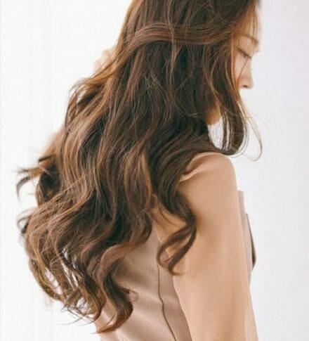 公认最易驾驭脸型的长度,待你长发及腰,发尾烫个波浪可好?