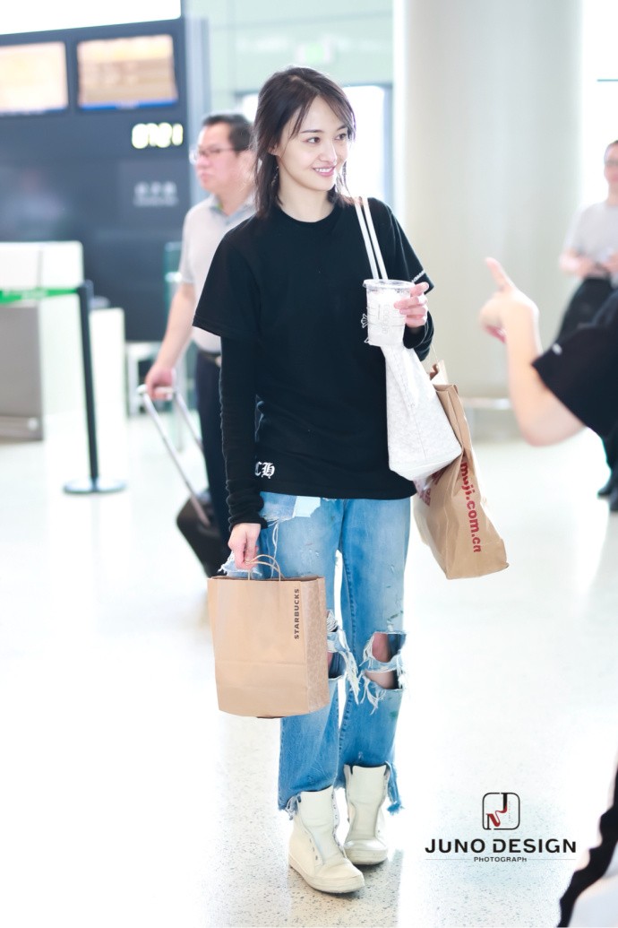 郑爽穿黑色卫衣搭配浅蓝色破洞牛仔裤现身机场,素颜出镜笑容灿烂