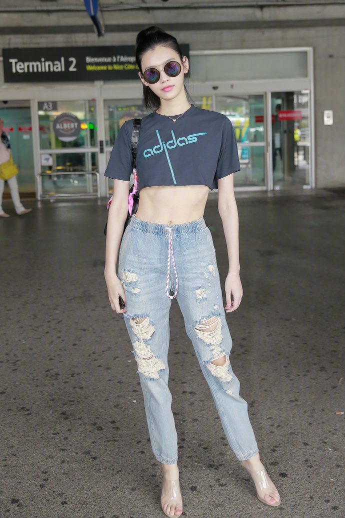 奚梦瑶越来越敢穿挑战超短t恤秀肚脐网友送我也不敢穿