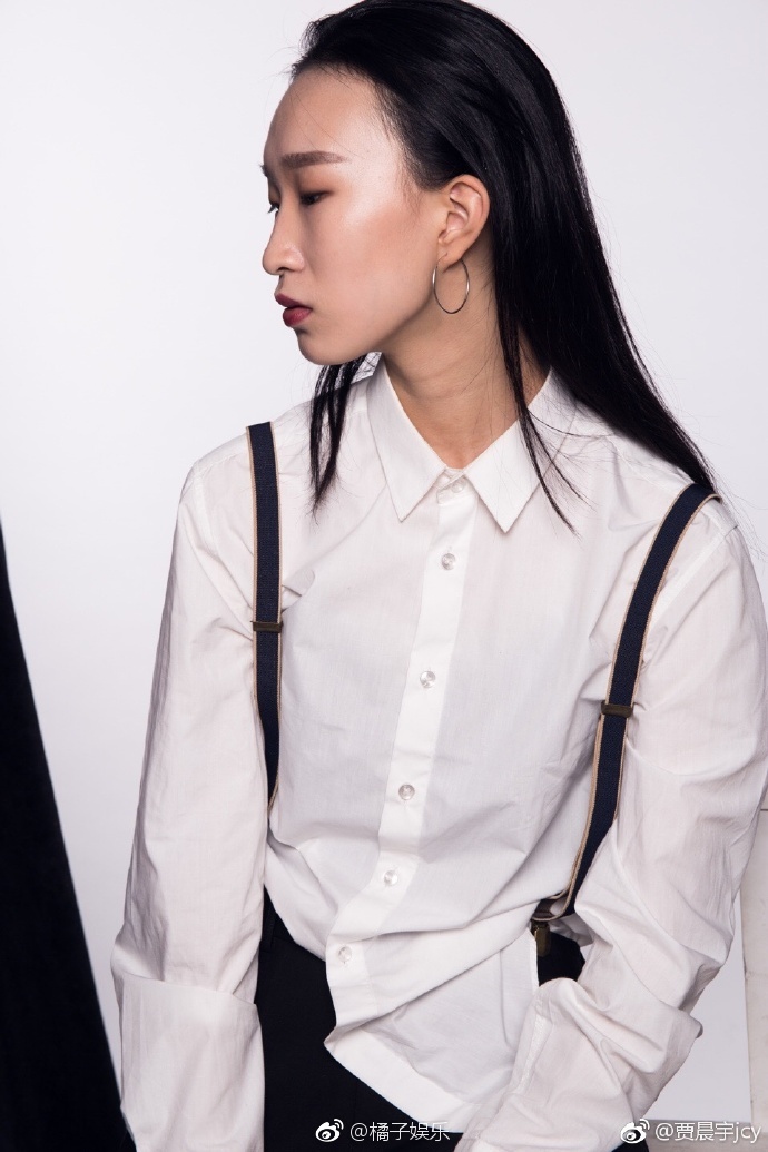 19岁超模贾晨宇撞脸林永健