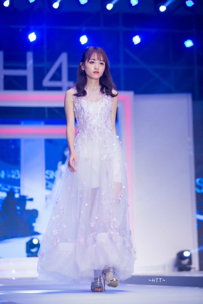 26岁黄婷婷真是拼!衬衫特意解开三个扣很撩人,网友:身材一般