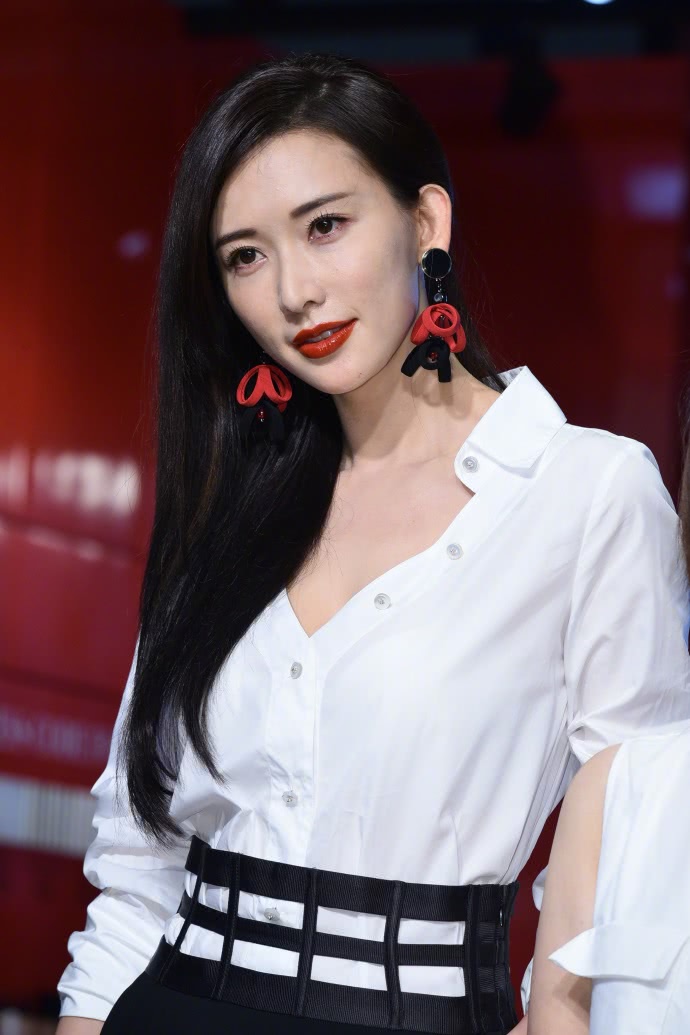 林志玲是真的嫩46岁扎丸子头堪比16岁少女网友我恋爱了