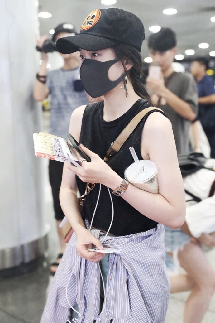 张雪迎穿小背心去机场,却被小肚腩抢镜,网友:把衬衫穿起来吧!