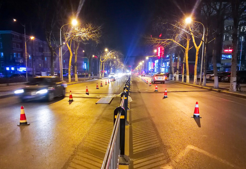 长春红旗街更换新护栏 双向两车道封闭 深夜施工防拥堵