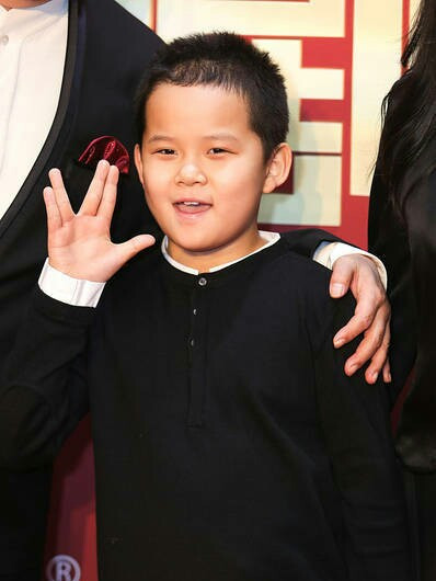 最小的儿子和外孙女一样大!|成方圆|王刚|和珅_新浪新闻