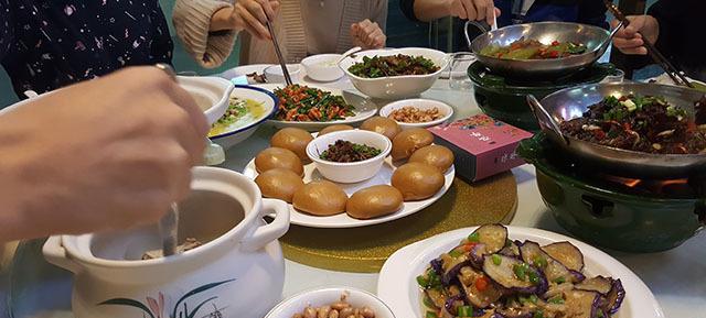 老板请吃饭, 10个人吃了400多块, 这一桌子菜有你喜欢吃的吗?