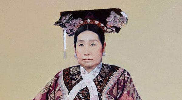 她与侄女一同进宫, 侄女做了皇后, 自己只是一个嫔