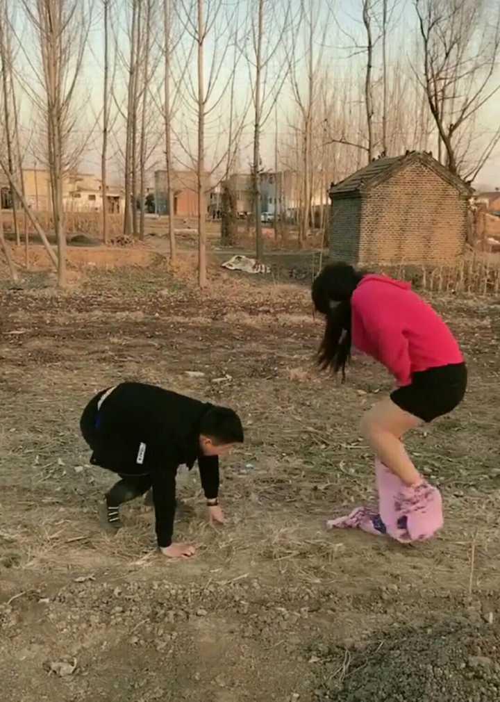 农村小伙第一次相亲太过激动干出蠢事儿结果被美女一脚踹开