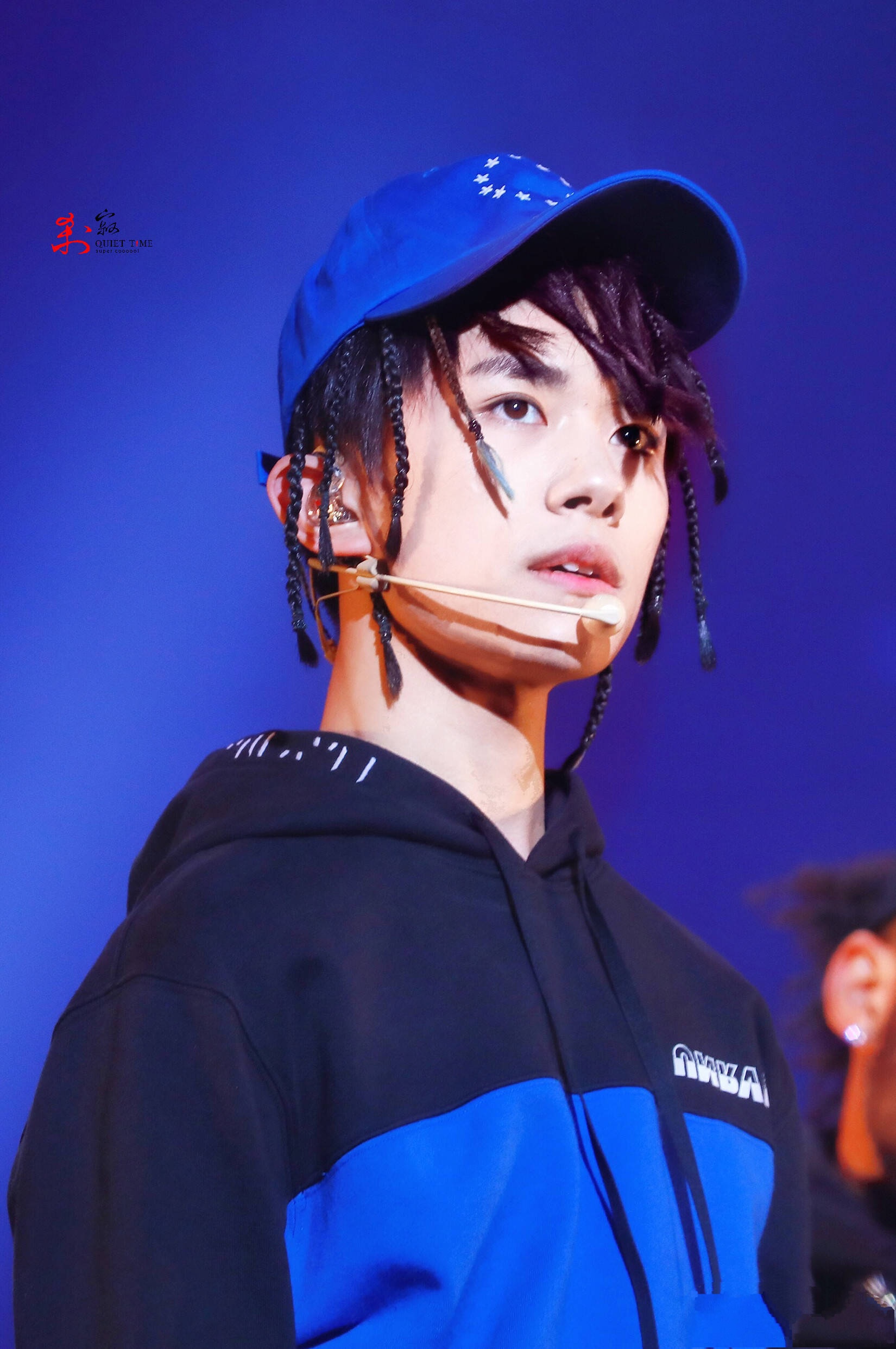 舞台上的易烊千玺光芒四射颇为俏皮的小脏辫举手投足尽显时尚