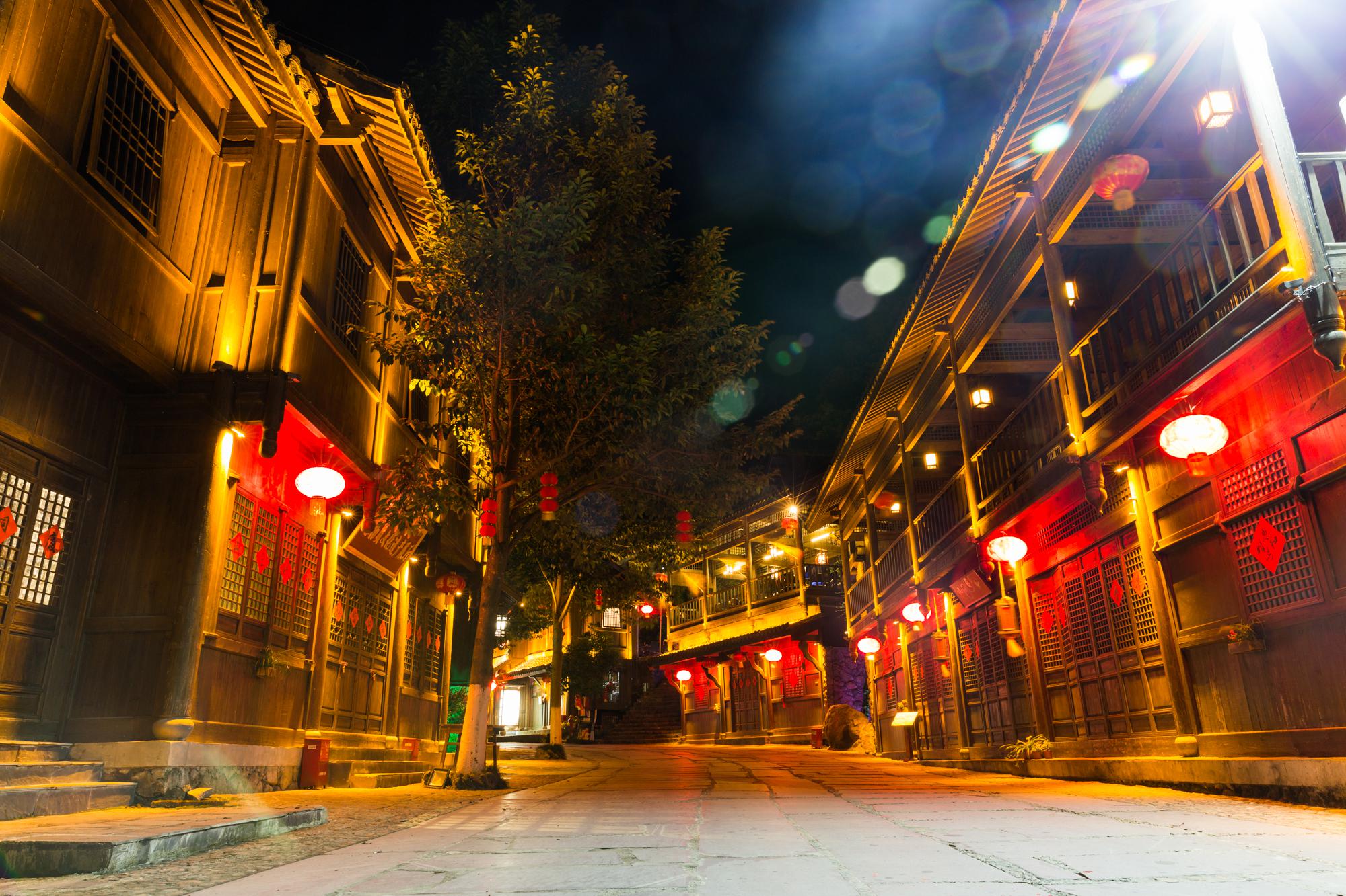 雨后的深山里空气格外的清新夜晚大觉山里面的古镇格外宁静这里有