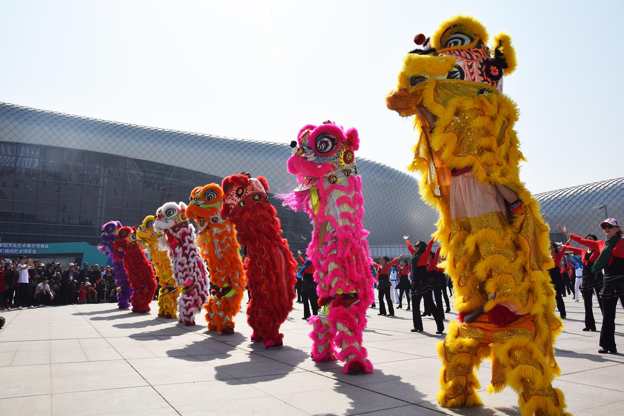 "舞狮还是比较有趣的,但有些动作比较难,我们几乎每天都要蹲马步,练