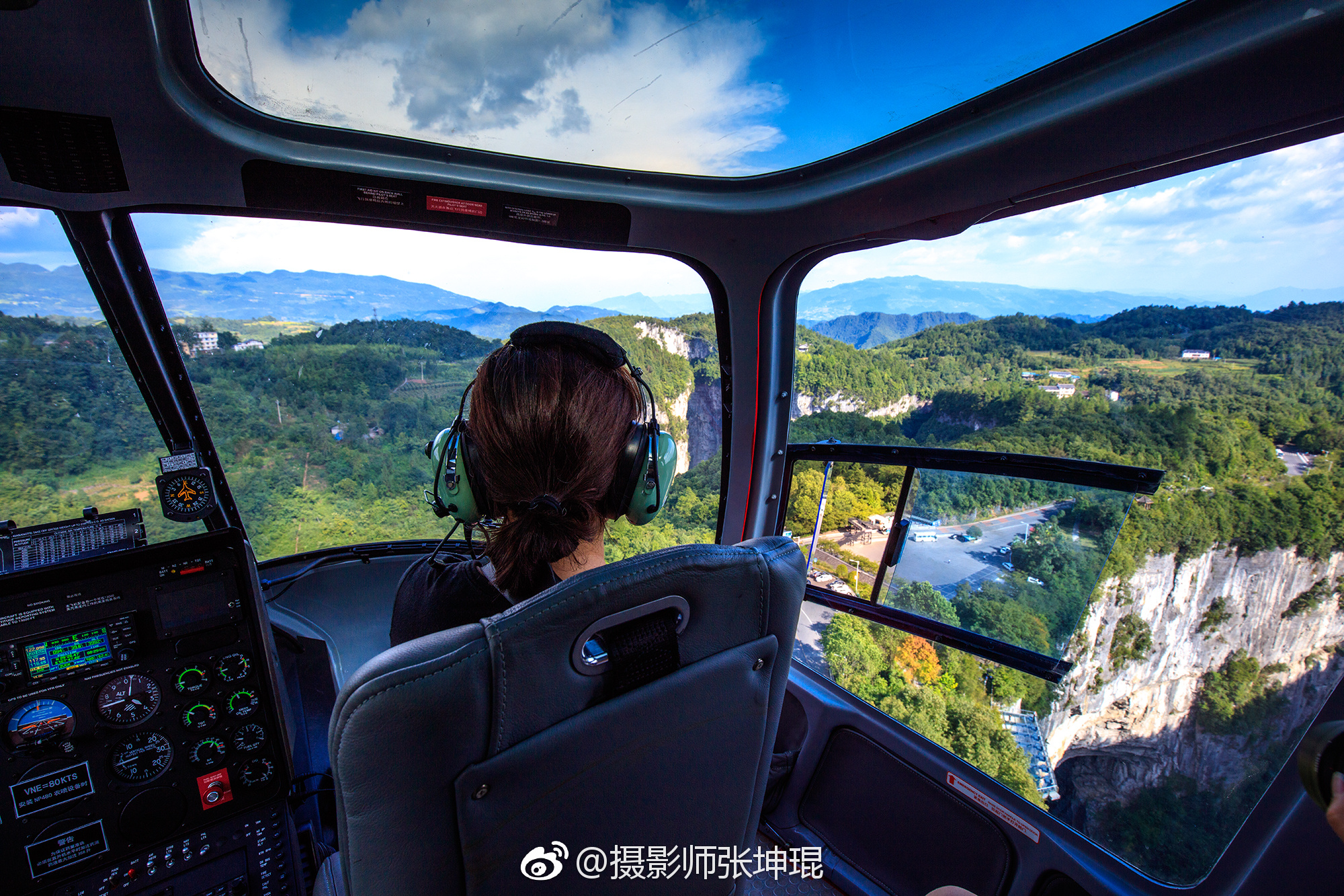 坐直升机直冲云霄航拍武隆喀斯特天坑三桥和仙女山大草原