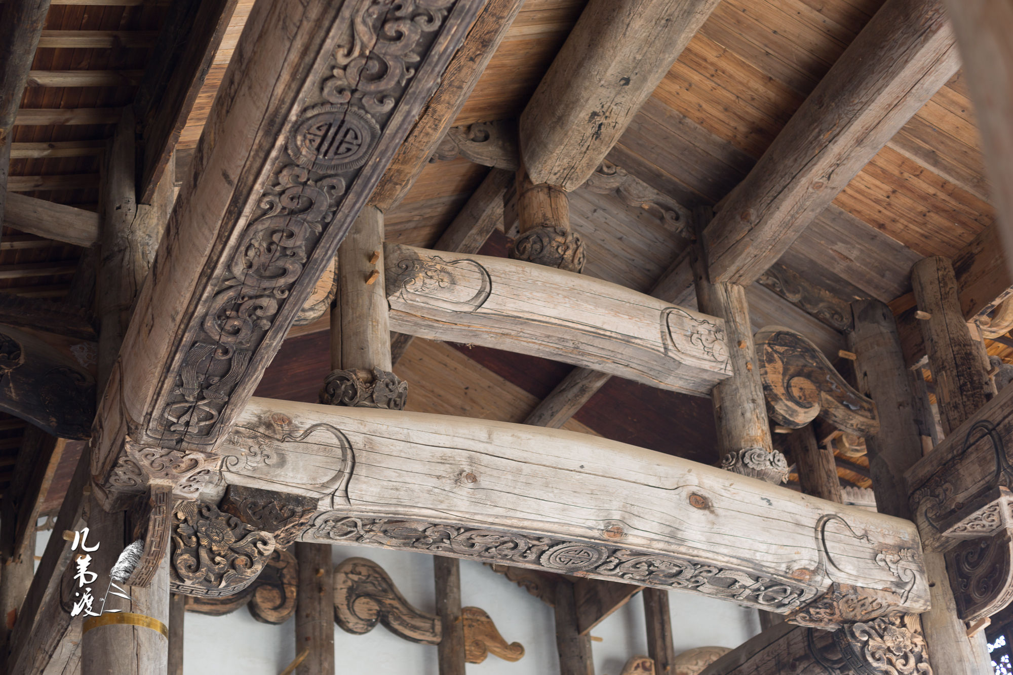 梁,枋,斗拱,雀替等处的木雕是看点.