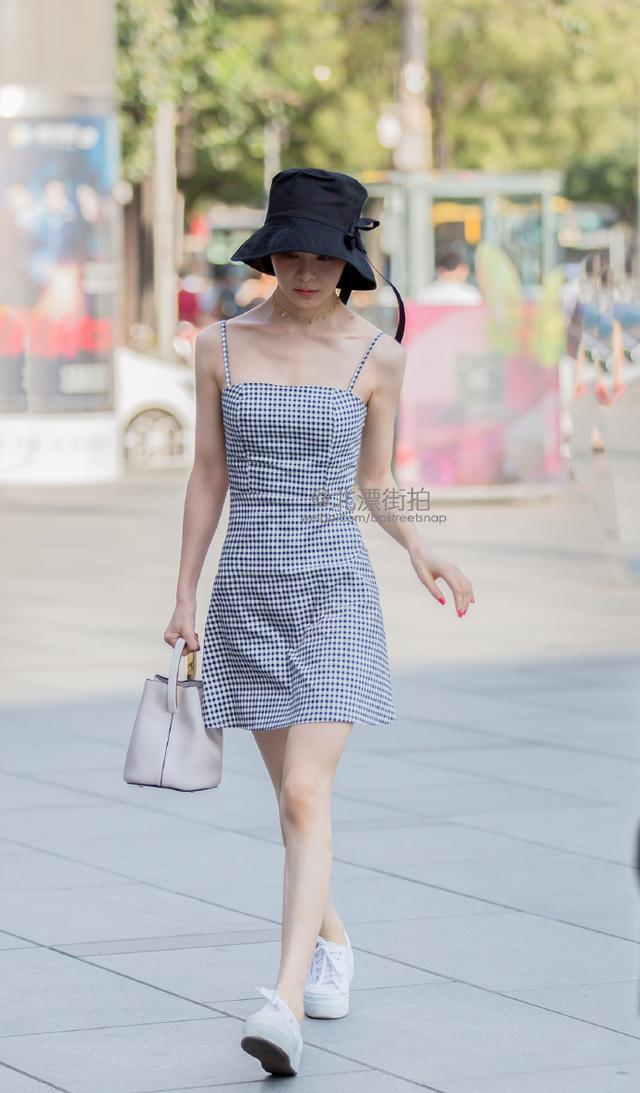 北京街拍, 黑色吊带背心搭配牛仔裤, 清爽舒服, 人美穿啥都好看!