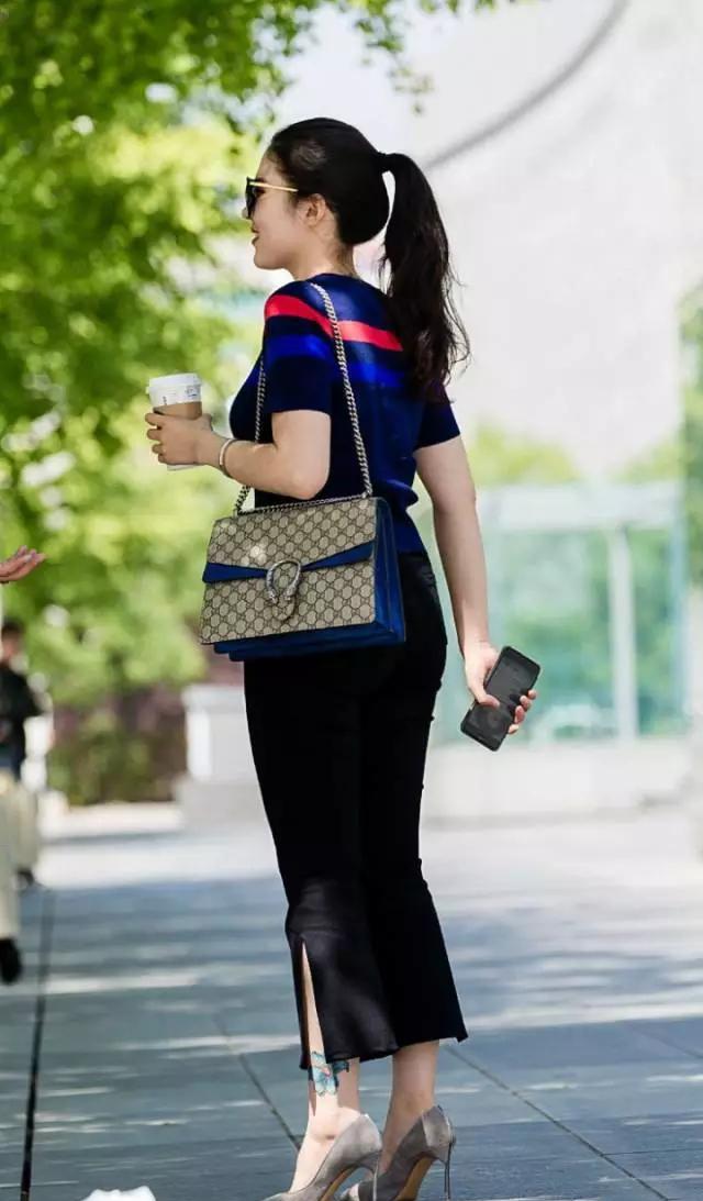 街拍: 性感紧身裤美女, 街头叼着香烟