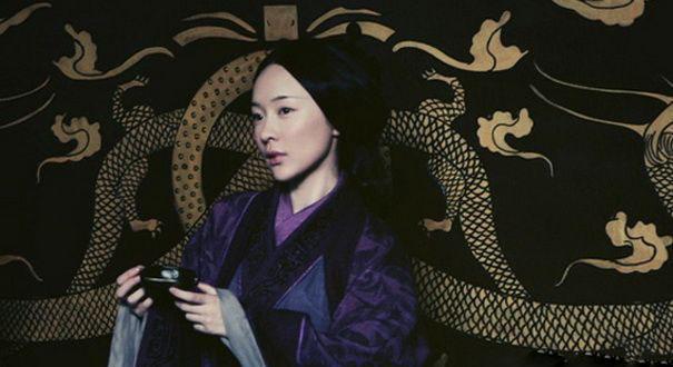 于是有一天刘邦带着吕后,戚夫人,太子刘盈,赵王如意吃饭,忽见太子身后