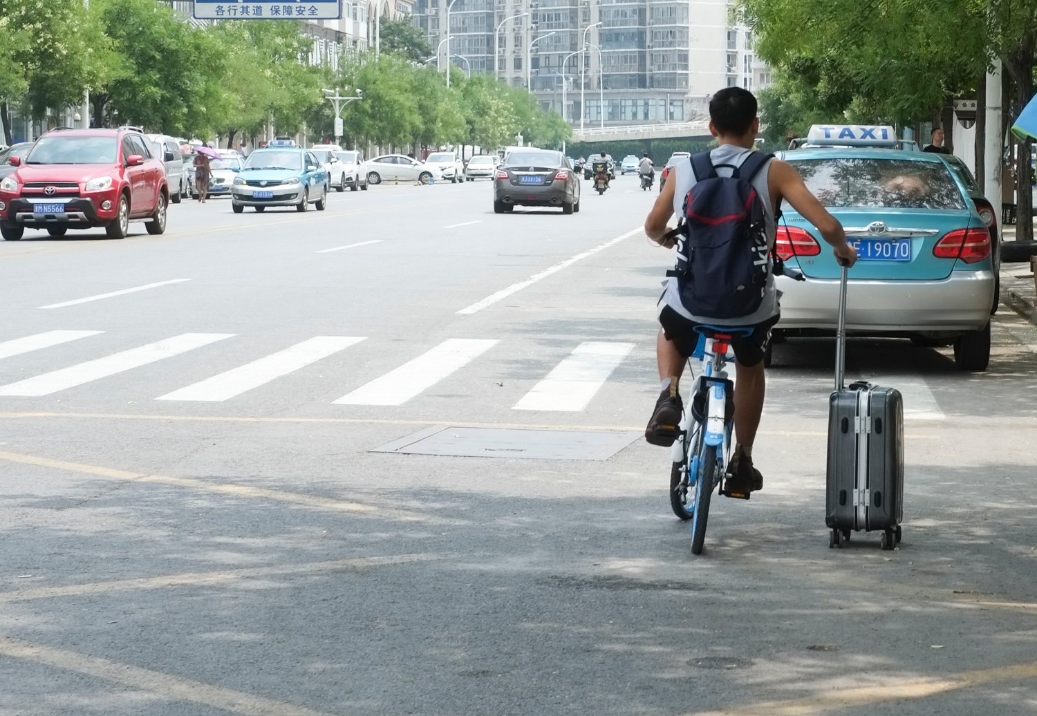 见到乱停的共享单车，一起“随手扶”！首个世界骑行日广州落地|摩拜|共享单车|骑行_新浪新闻