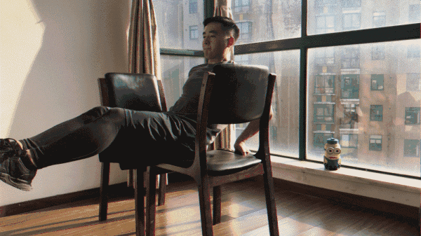 只要有心,桌子板凳垃圾袋,统统可以变成增肌神器!