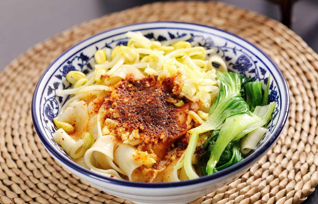 主食之争!南方人:米饭香有嚼劲,北方人:面条好吃花样多!