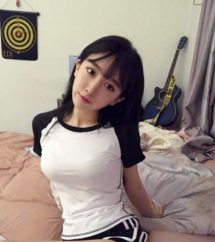 呆妹儿"突袭"体院馆,见了满屏的小哥哥后,老女人表情不忍直视