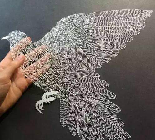 精细的镂空纸雕作品