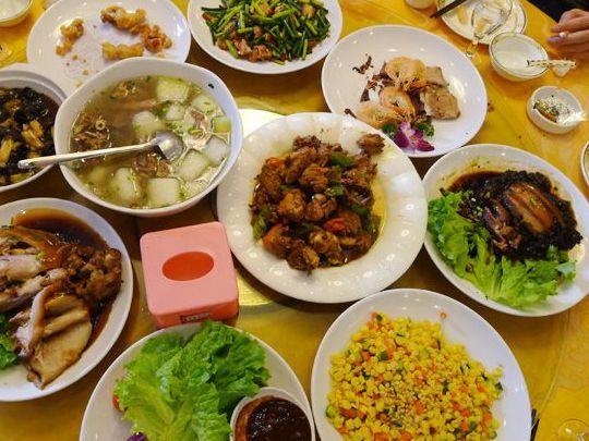 去饭店吃饭, 点完餐服务员请大家移位, 看到饭菜集体傻眼了