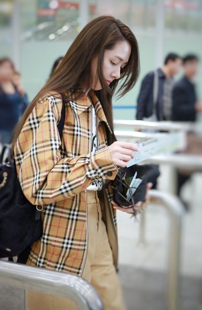 郭碧婷素颜现身机场,女神范不复从前?网友:看不下去了!