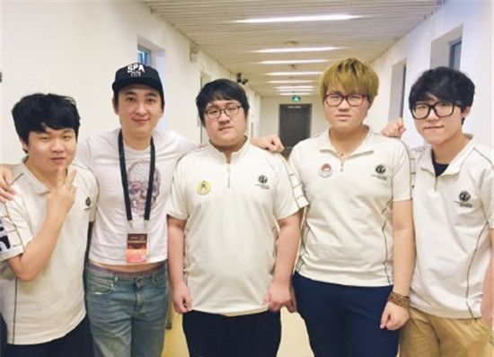 被王思聪随意派给电竞冠军,网友吐槽女艺人地