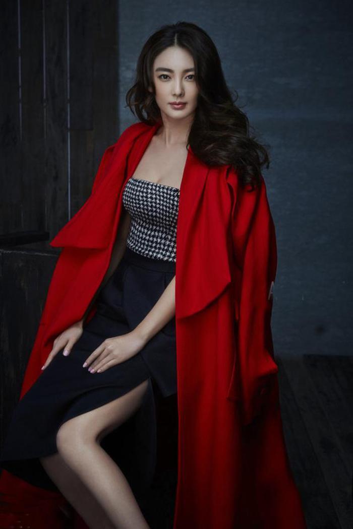 还有《美人鱼》中的霸气总裁李若兰,记得她说得"哈哈哈哈哈,保卫世界