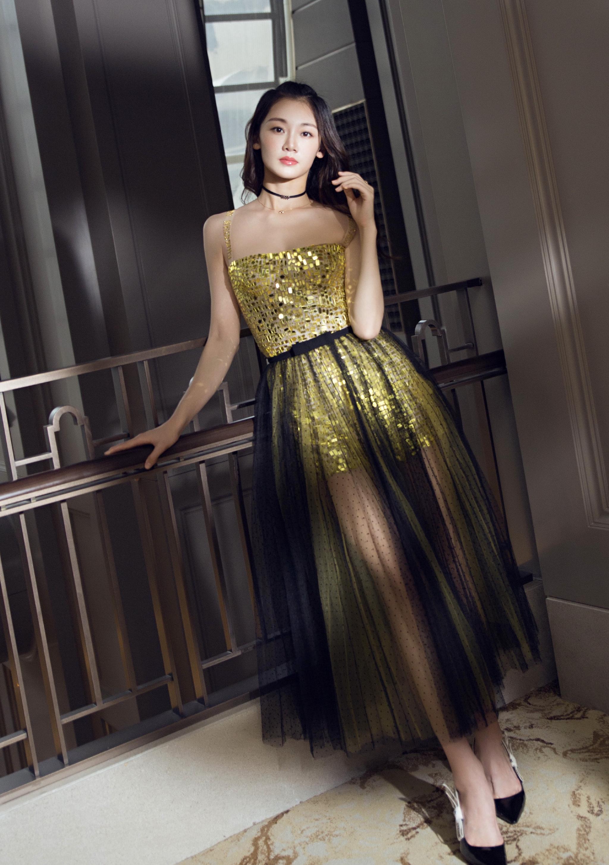 被说气质很好的苗苗,穿上金色的礼服还是让人吐槽了