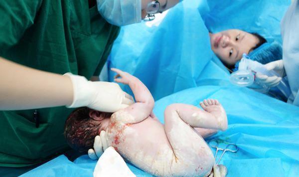 为了要一个儿子她选择了第三次剖腹产, 部开肚子后医生被吓坏了