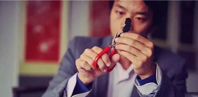 样失明他给叶雕取名为"左丘叶雕"一幅叶雕作品终于摸索成功2015年年底