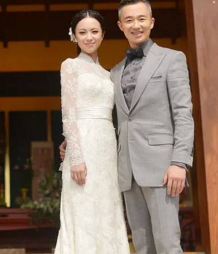 但其实了解程雷的人都知道,才47岁就一头白发,是因为程雷得了白发病